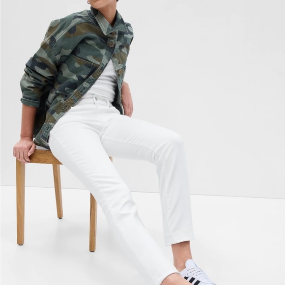 GAP Pants - NWT Gap Mid Rise Girlfriend Jeans with Washwell White-26 Short